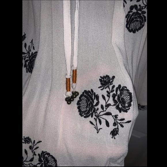 Chloe & Katie Floral Embroidered blouse - Picture 6 of 8